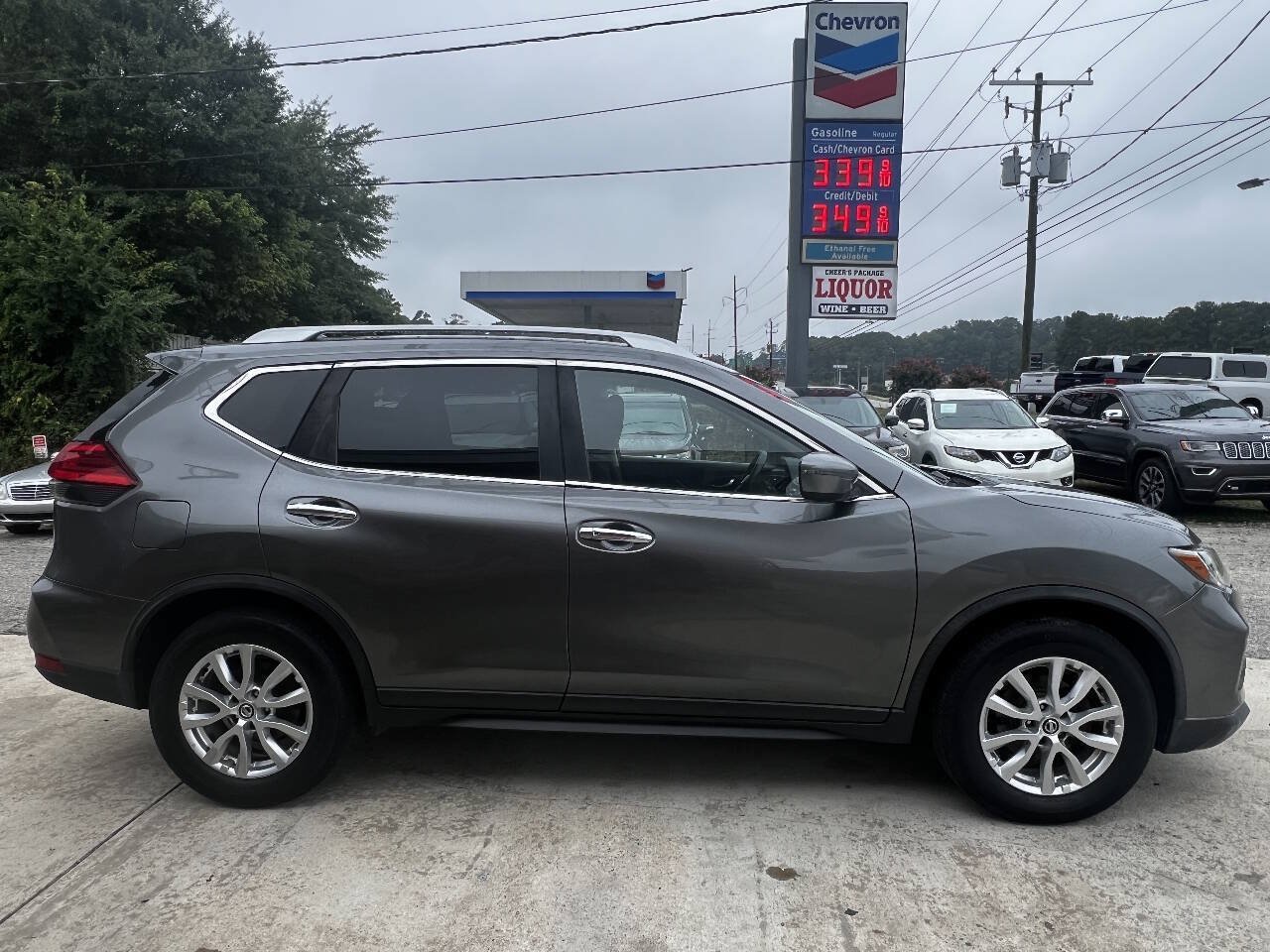 Used 2017 Nissan Rogue SV FWD image 7