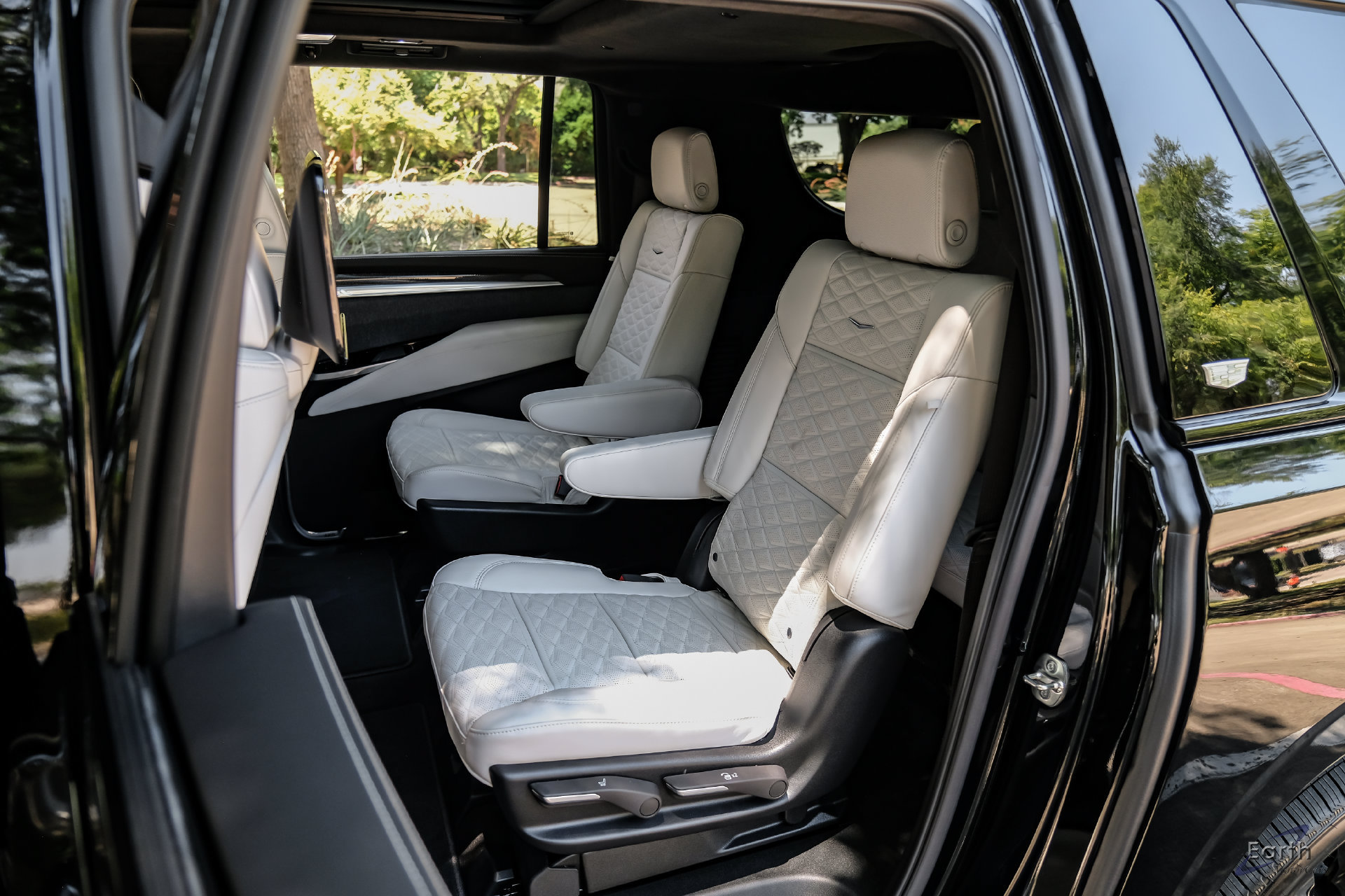 Used 2026 Cadillac Escalade ESV V w/ LPO, ONYX Package AWD/4WD image 86