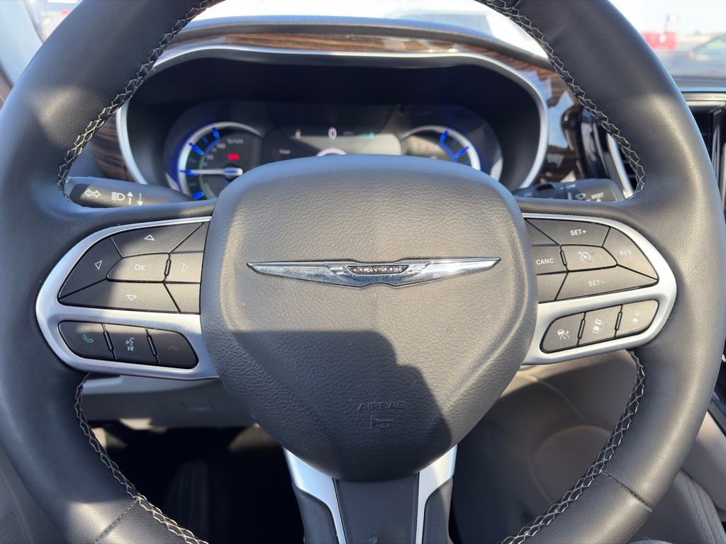 Used 2023 Chrysler Pacifica Limited FWD image 19