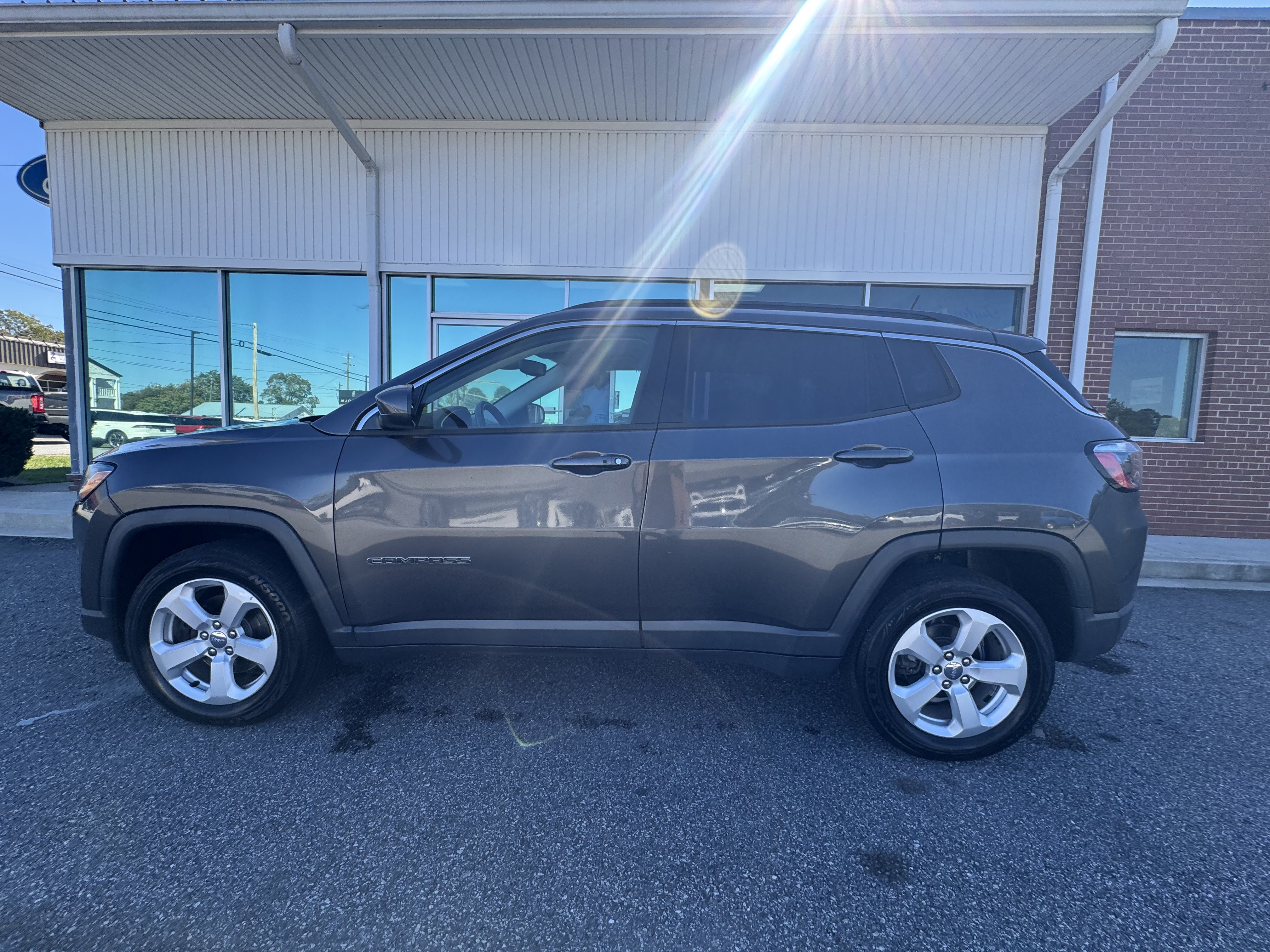 Used 2017 Jeep Compass Latitude w/ Popular Equipment Group AWD/4WD image 4