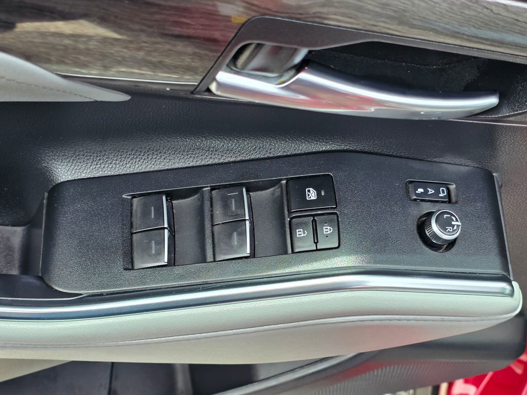 Used 2023 Toyota Highlander Platinum FWD image 13