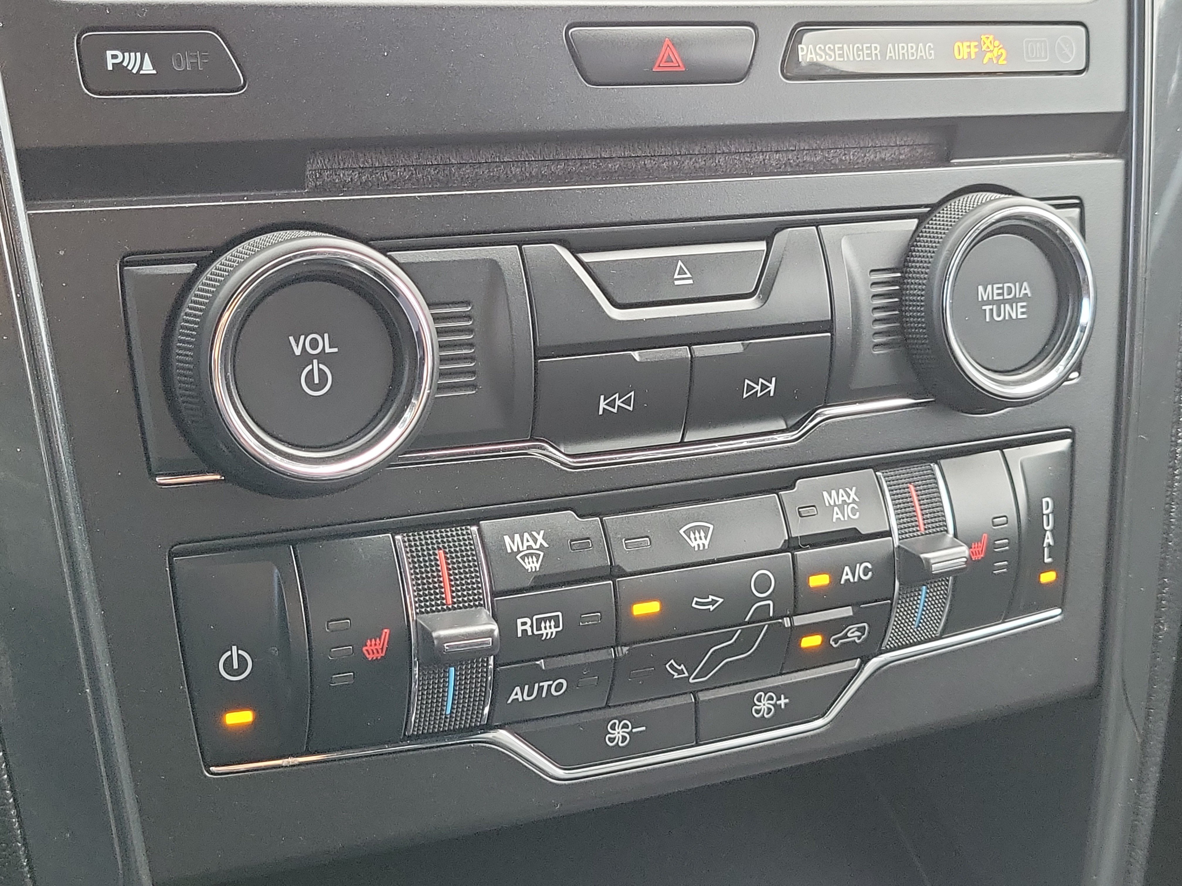 Used 2018 Ford Explorer XLT w/ Equipment Group 202A FWD image 29
