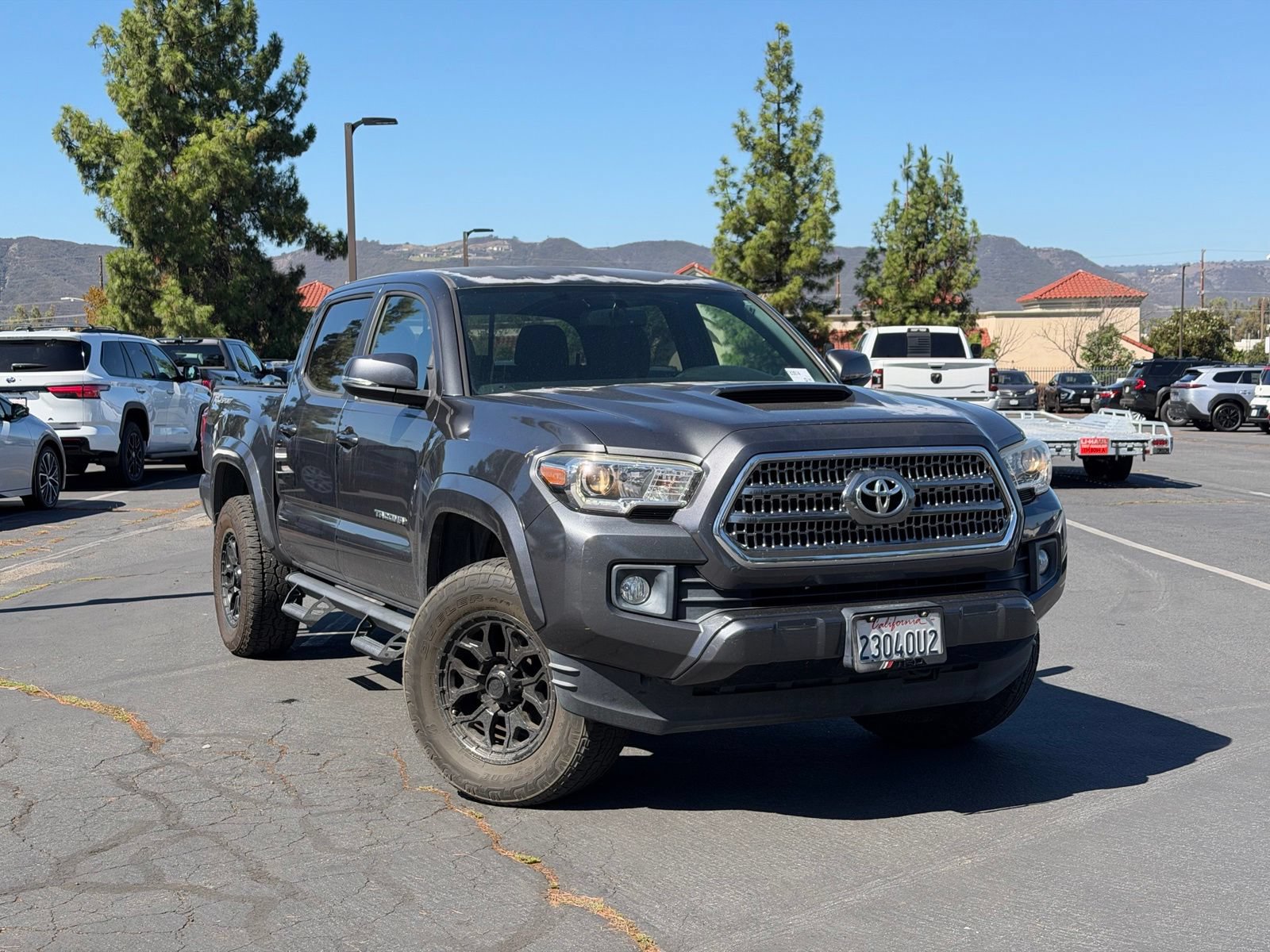 Used 2017 Toyota Tacoma TRD Sport w/ Tow Package RWD image 1