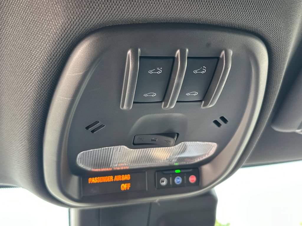 Used 2025 Chevrolet Trax RS w/ Sunroof Package FWD image 31