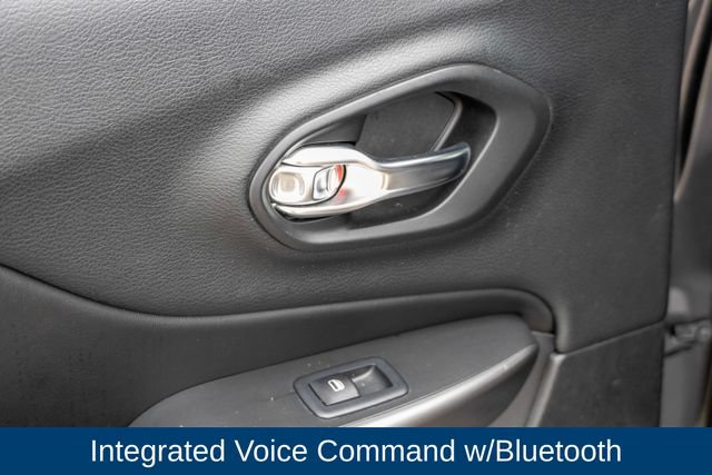 Used 2019 Jeep Cherokee Overland w/ Technology Group AWD/4WD image 16