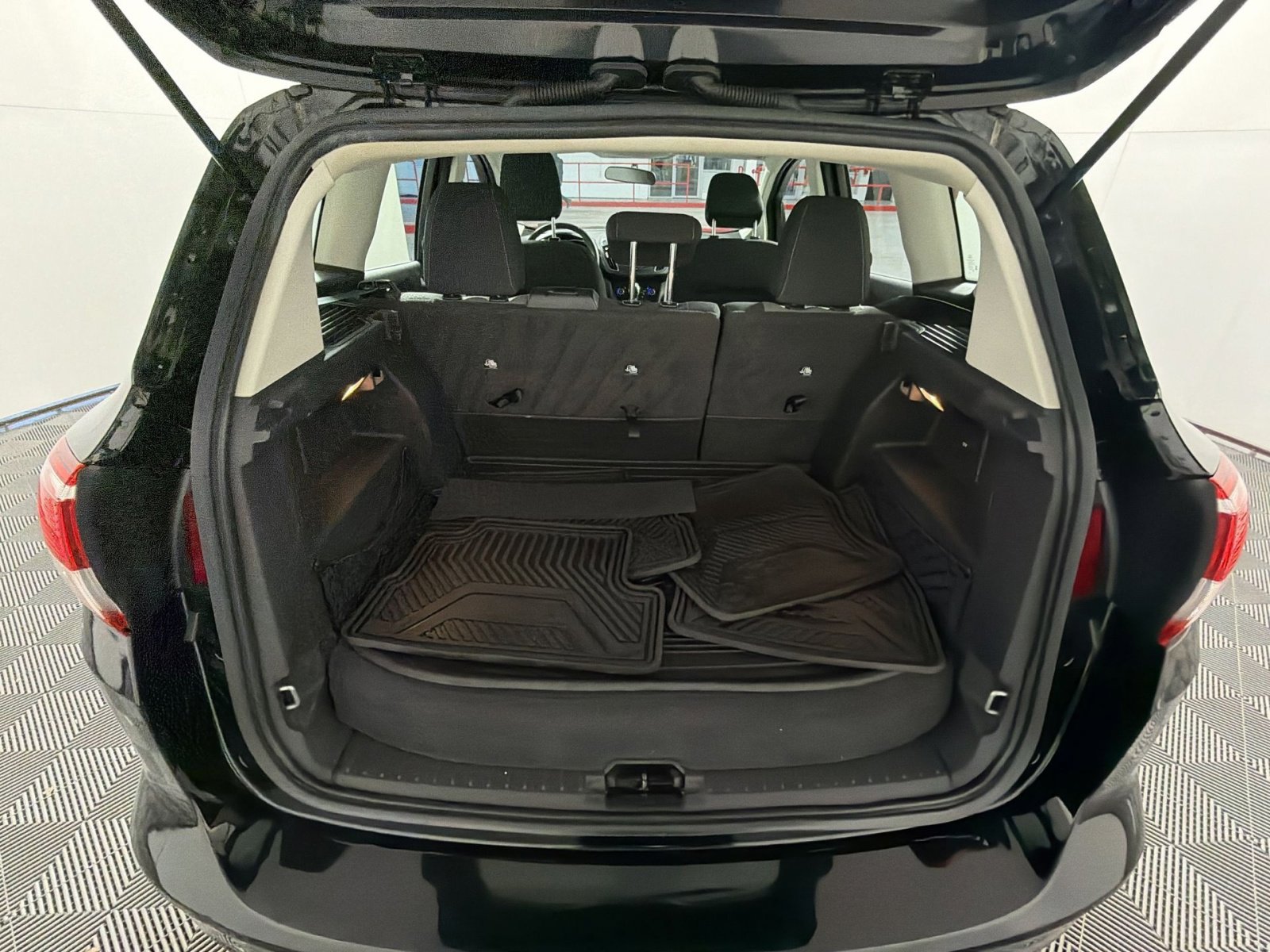 Used 2018 Ford C-MAX SE w/ Interior Protection Package image 24