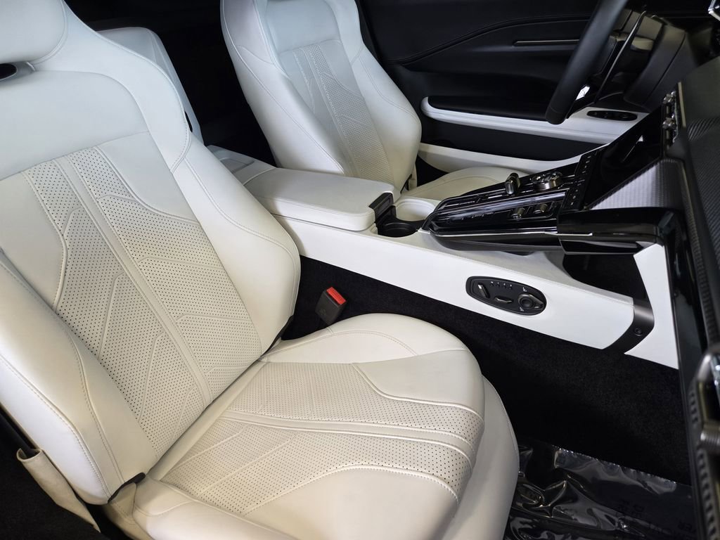 Used 2025 Aston Martin V8 Vantage Coupe image 14