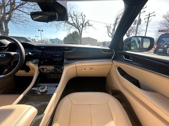 Used 2025 Jeep Grand Cherokee L Limited w/ Black Appearance Package image 20