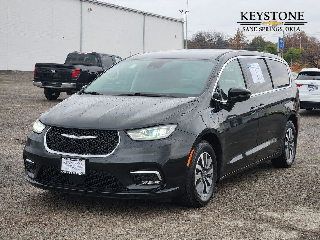 Used 2022 Chrysler Pacifica Touring-L image 3