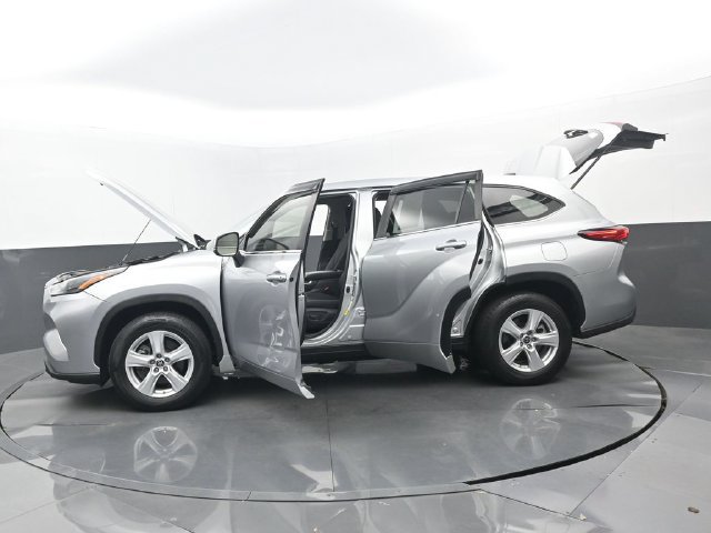 Used 2023 Toyota Highlander L FWD image 32