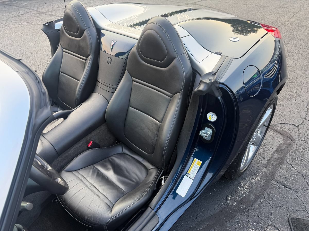 Used 2006 Pontiac Solstice Convertible w/ Premium Package RWD image 22