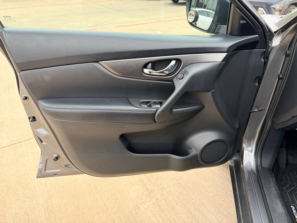 Used 2016 Nissan Rogue SV w/ SV Premium Package FWD image 9