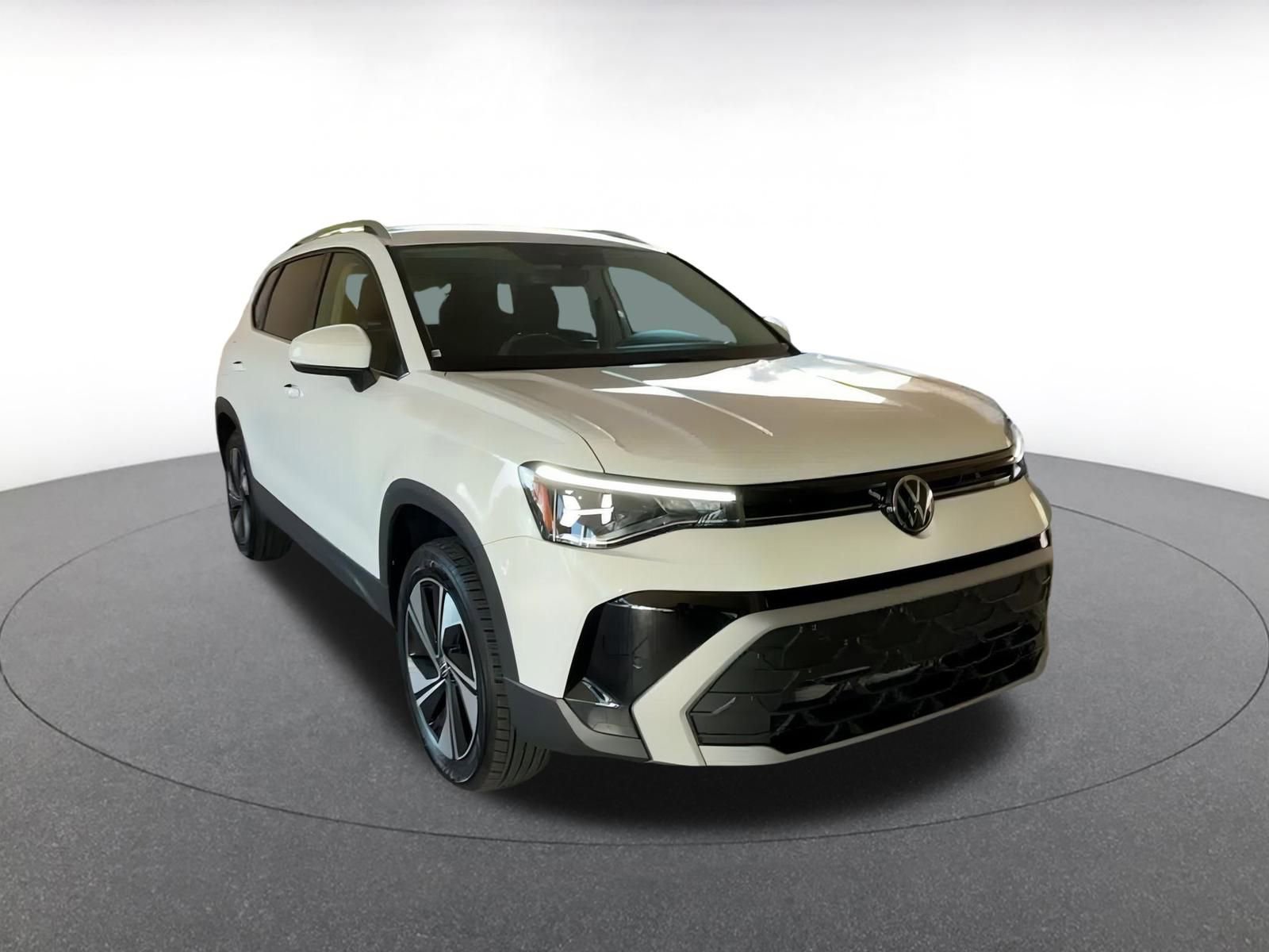 Used 2025 Volkswagen Taos SE image 3