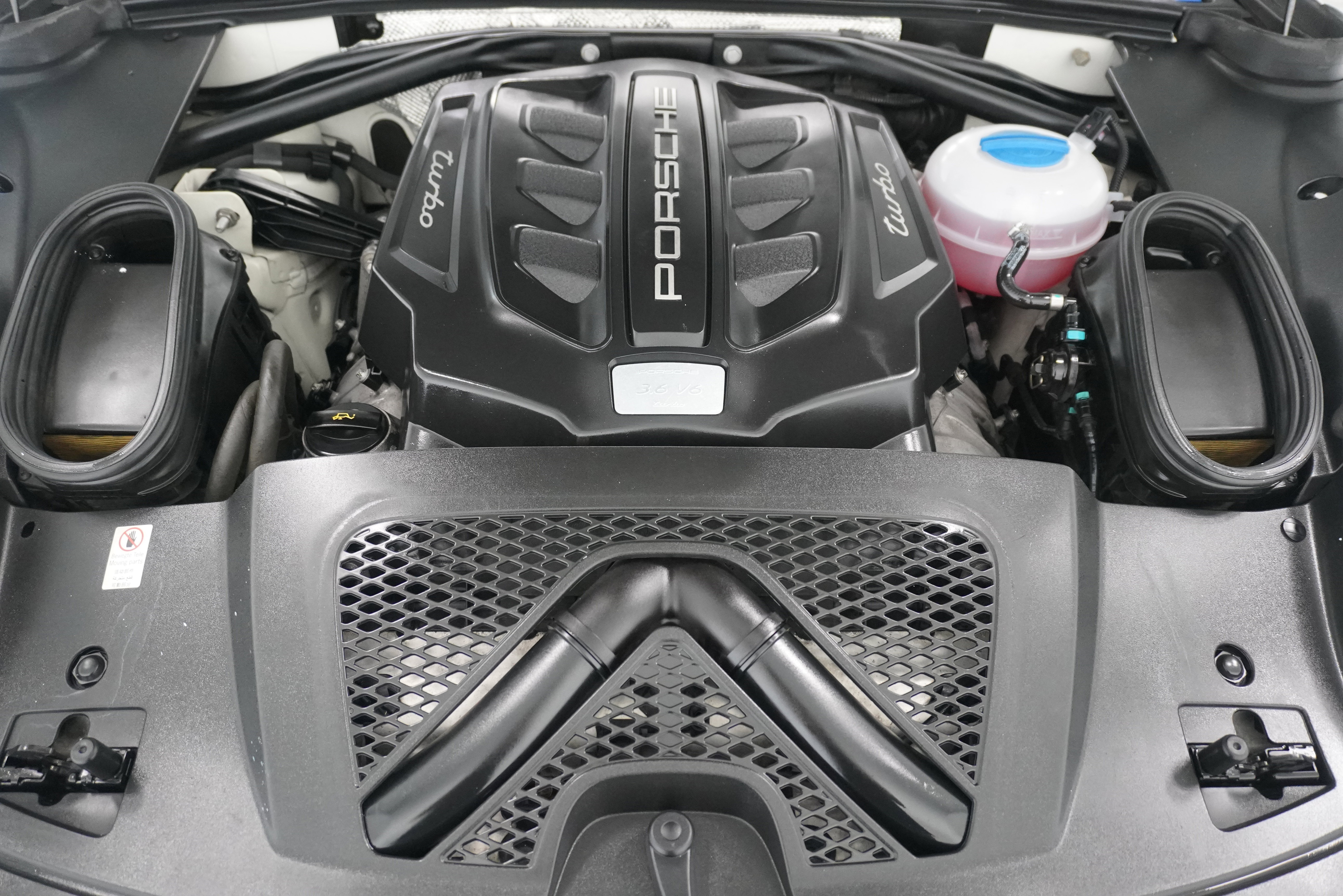 Used 2015 Porsche Macan Turbo image 28