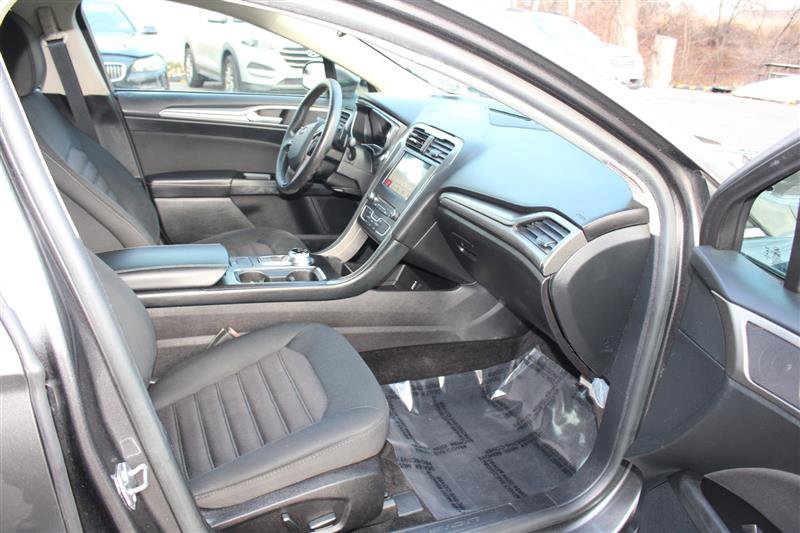 Used 2017 Ford Fusion SE w/ Fusion SE Technology Package image 10