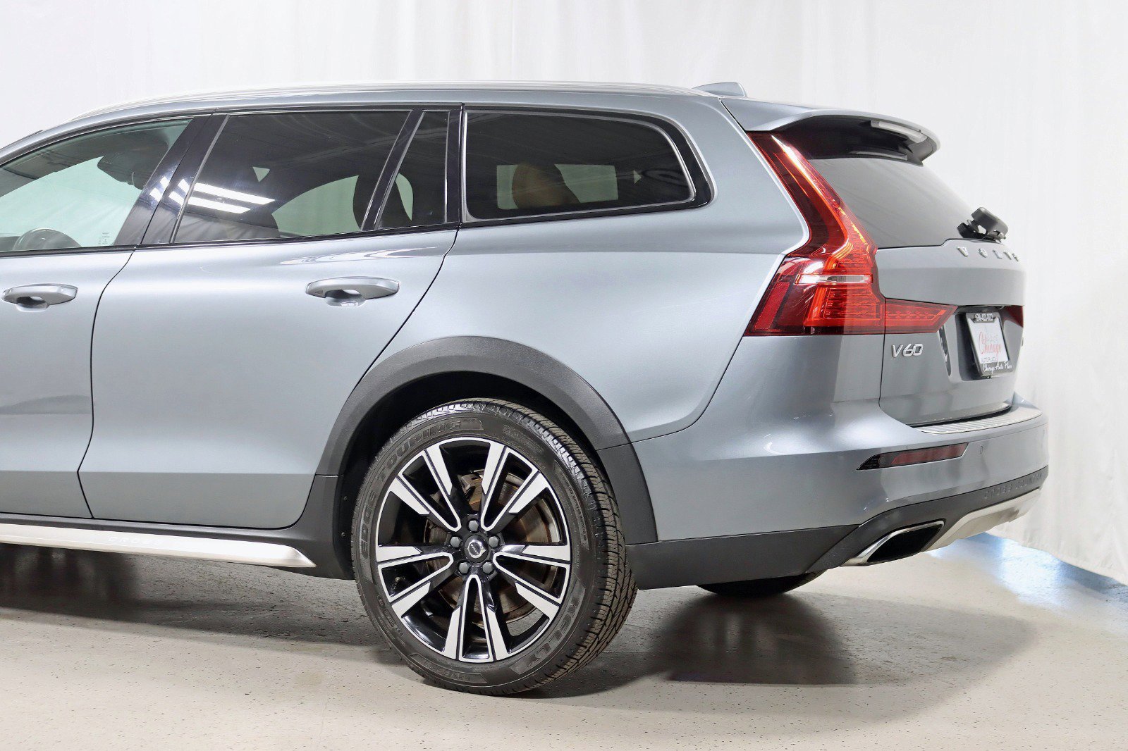 Used 2020 Volvo V60 T5 Cross Country image 10