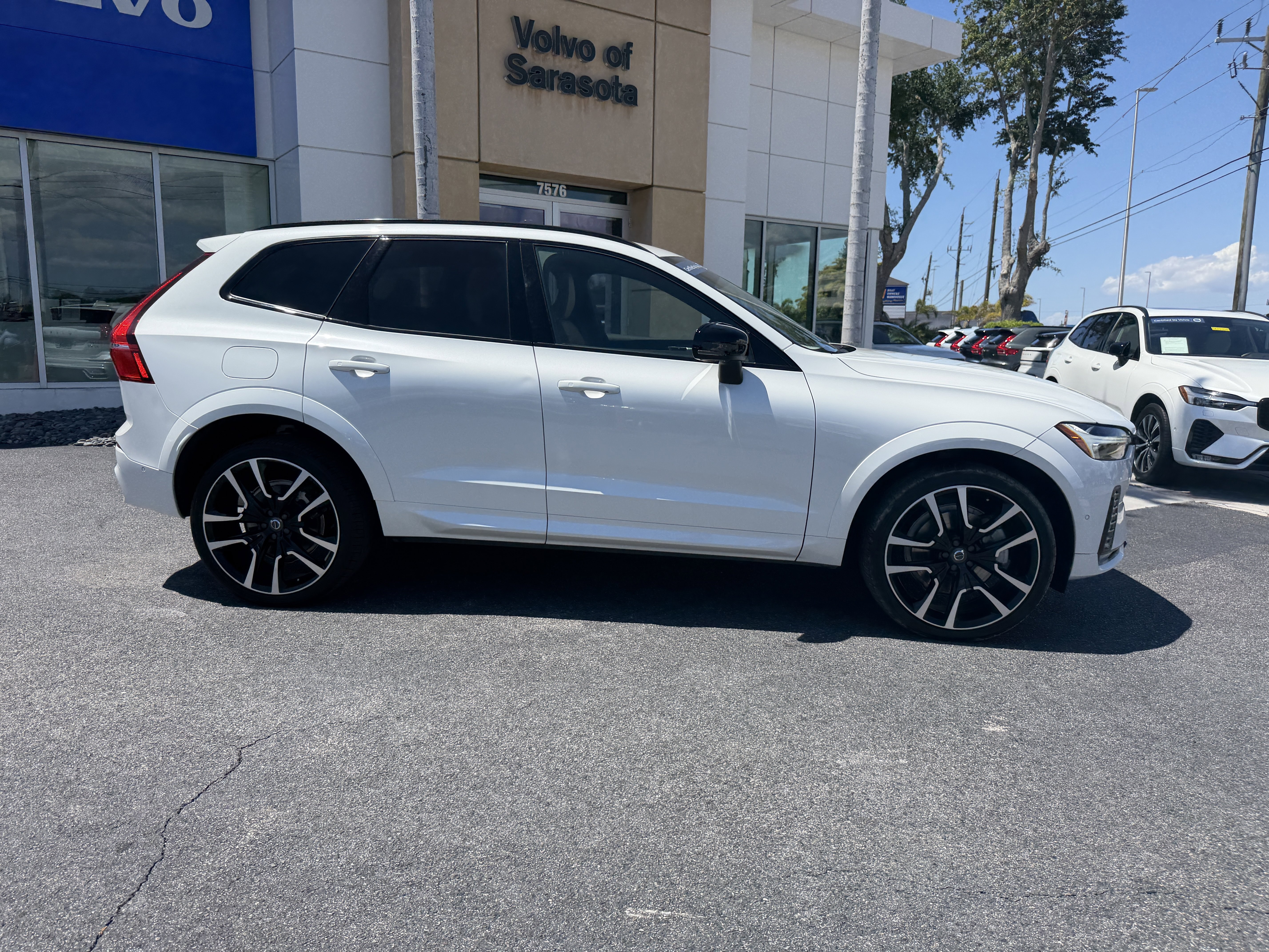 Certified 2023 Volvo XC60 B5 Ultimate FWD image 2