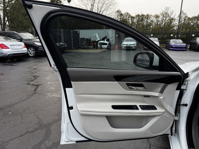 Used 2017 Jaguar XF RWD image 18
