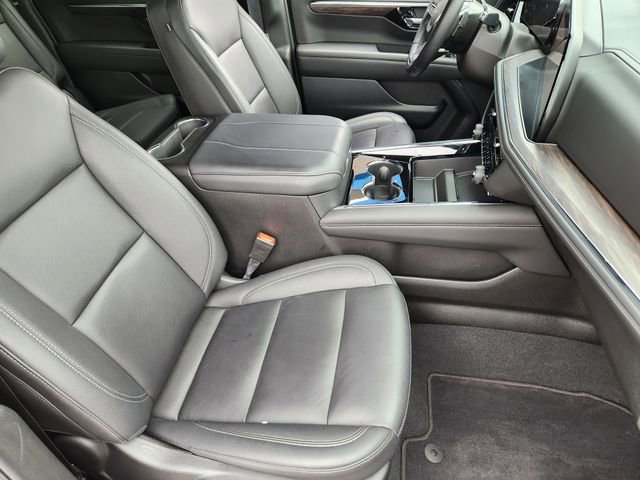 Used 2025 Chevrolet Suburban Z71 AWD/4WD image 16