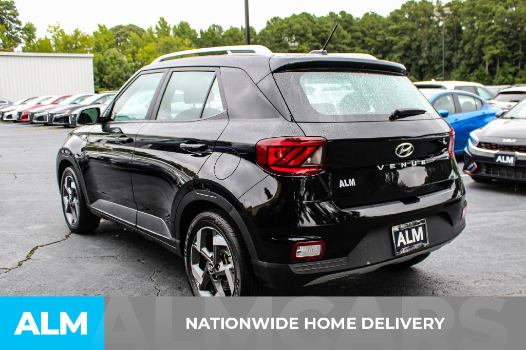 Used 2025 Hyundai Venue SEL FWD image 4