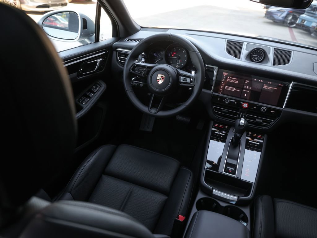 Certified 2025 Porsche Macan image 35