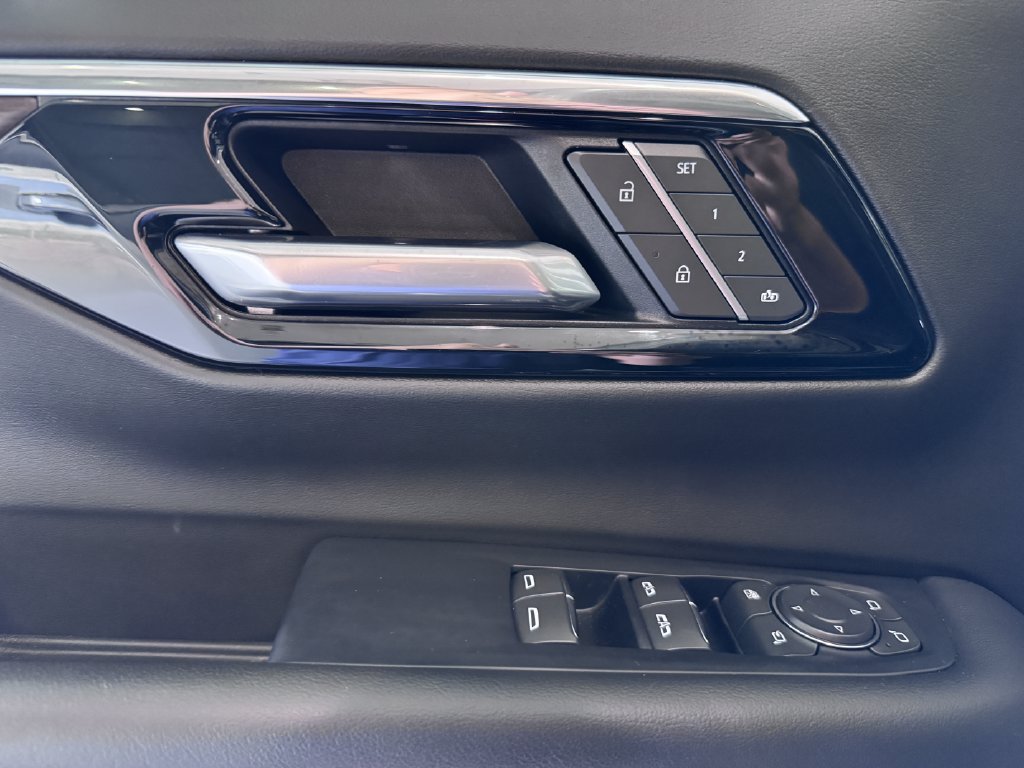 Certified 2025 Chevrolet Suburban High Country AWD/4WD image 30