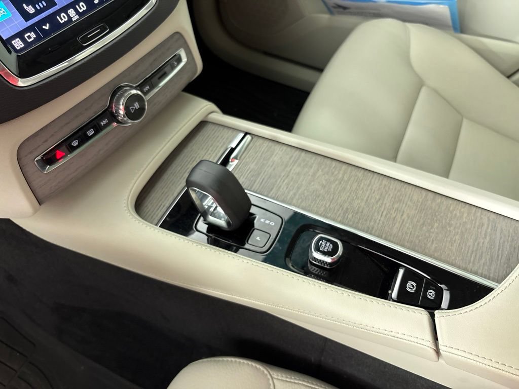 Certified 2025 Volvo XC90 B6 Plus w/ Protection Package Premier AWD/4WD image 43