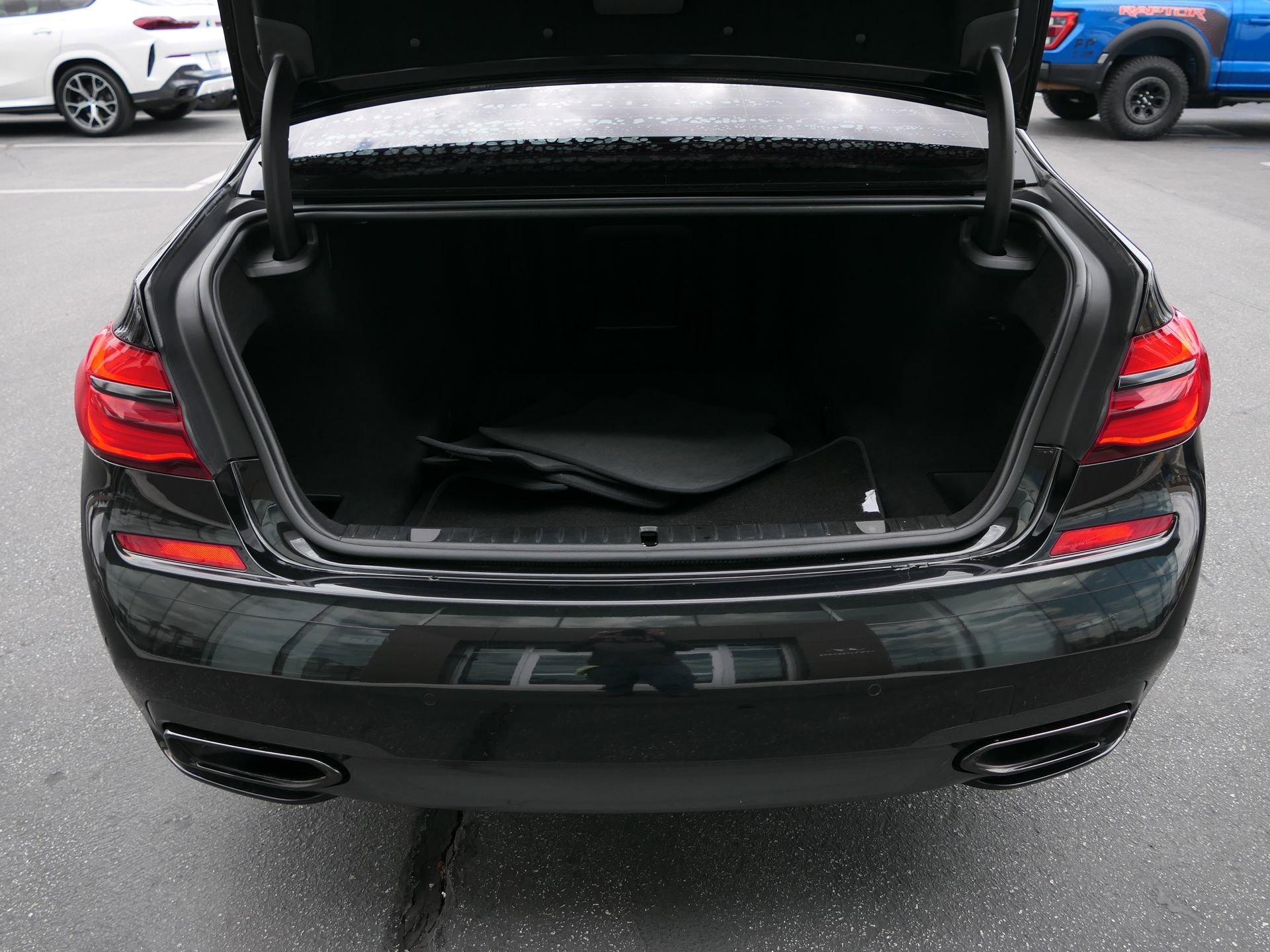 Used 2019 BMW 740i w/ M Sport Package RWD image 25