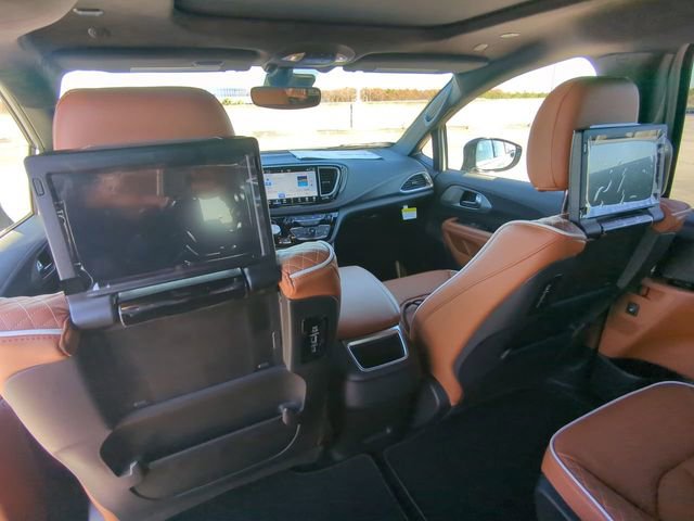 New 2026 Chrysler Pacifica Pinnacle w/ Trailer Tow Group image 19