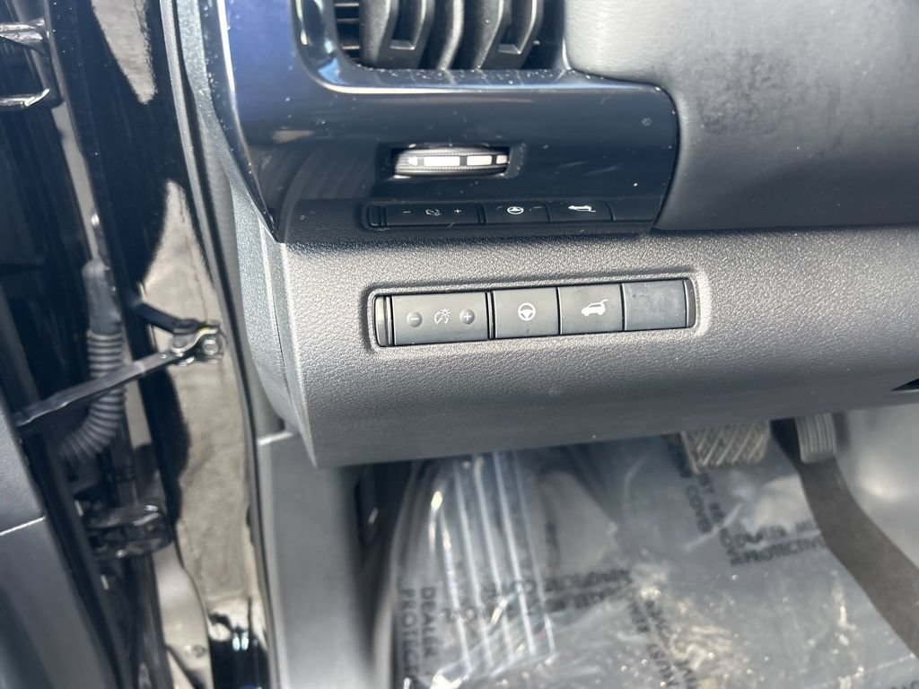 Used 2025 Nissan Pathfinder SV FWD image 38