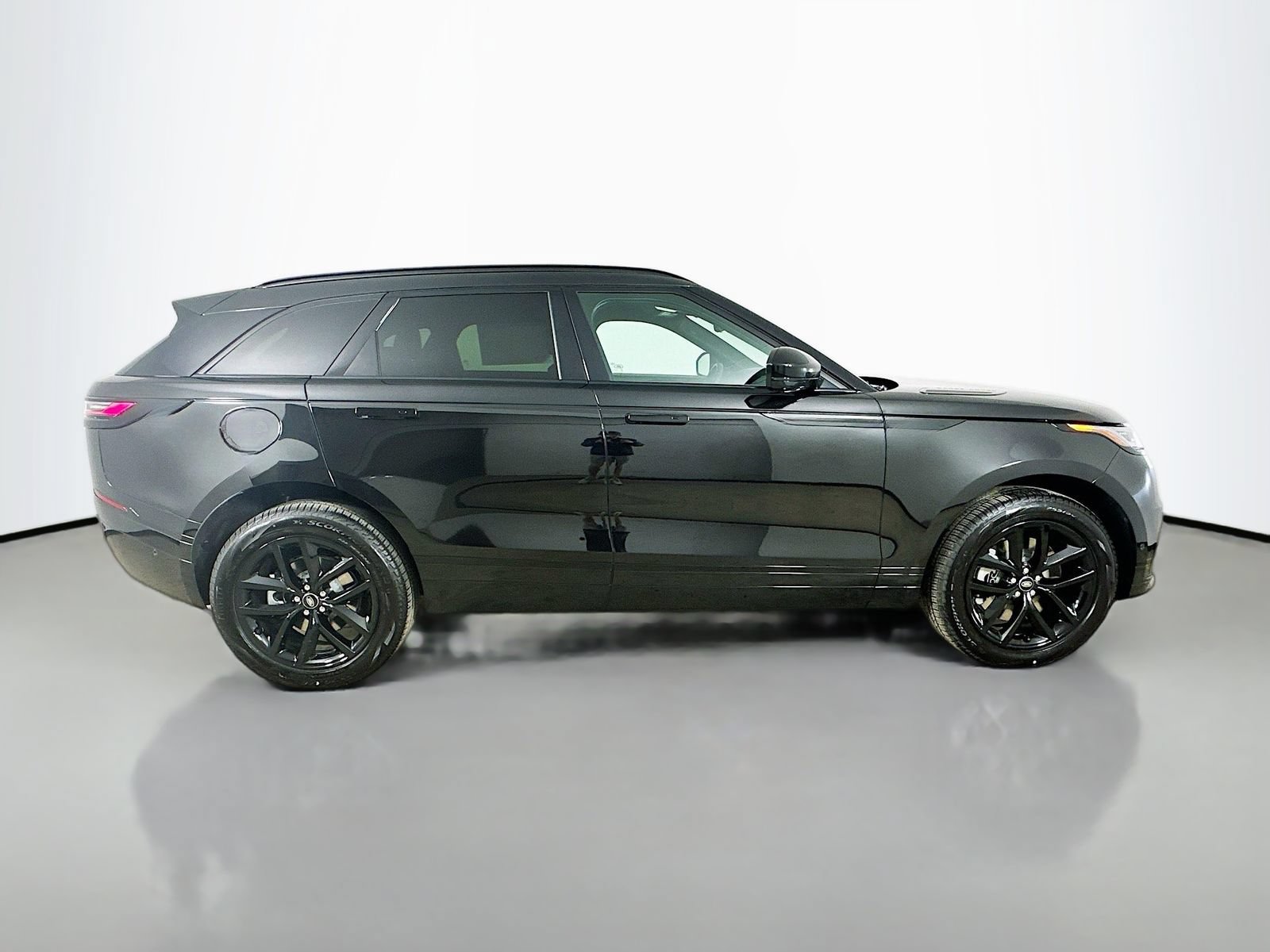 New 2026 Land Rover Range Rover Velar Dynamic SE AWD/4WD image 4
