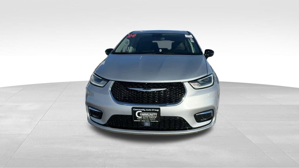 Used 2024 Chrysler Pacifica Limited image 3