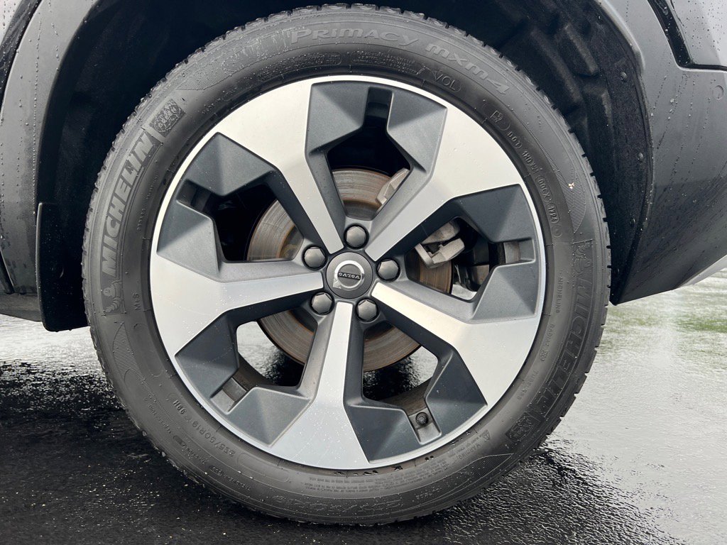 Used 2025 Volvo XC40 B5 Plus image 36