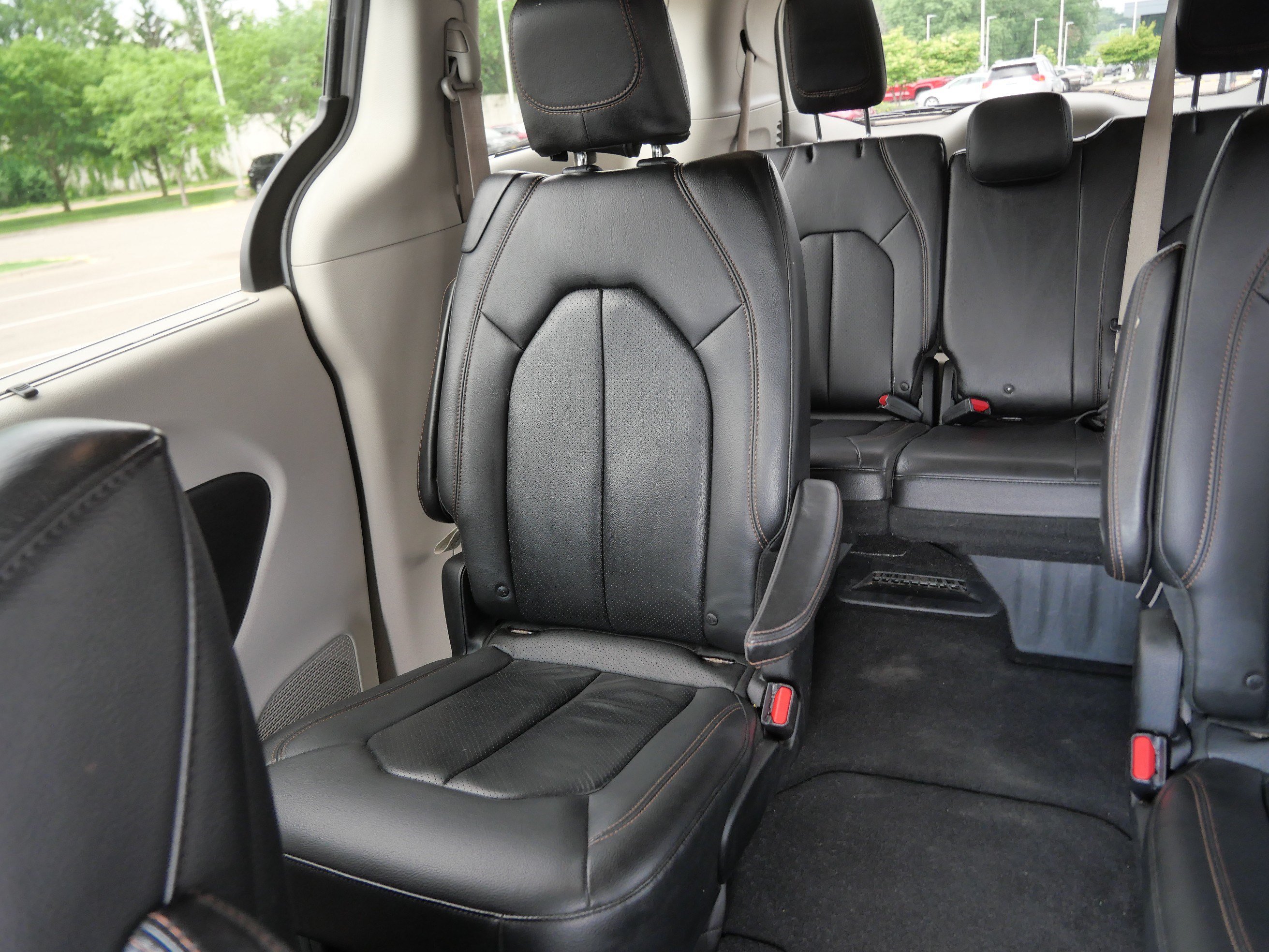 Used 2018 Chrysler Pacifica Touring-L Plus FWD image 12