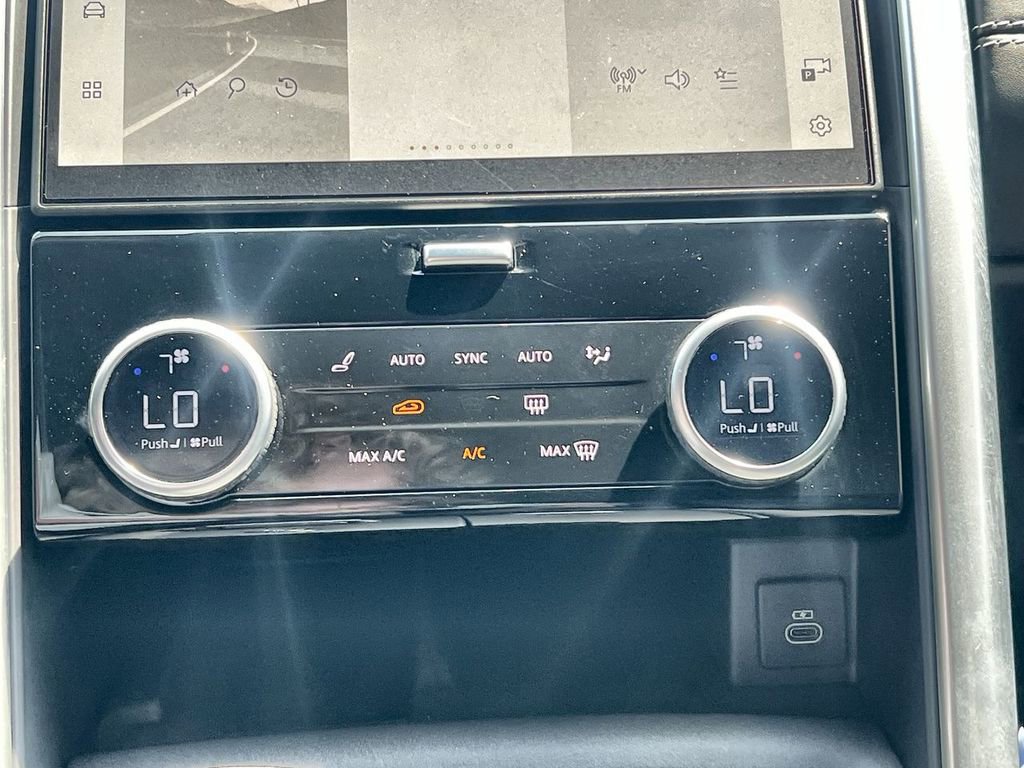 Certified 2025 Land Rover Discovery Metropolitan Edition image 27