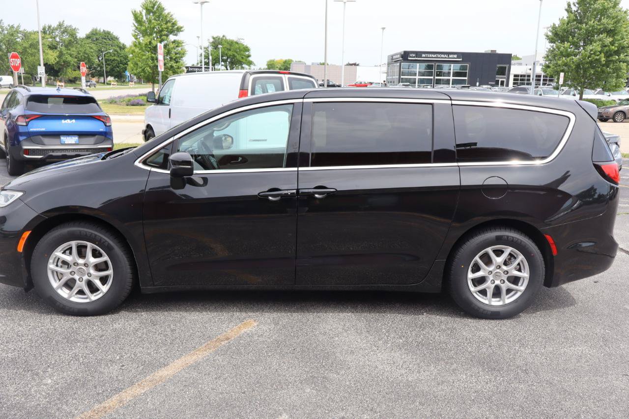 Used 2023 Chrysler Pacifica Touring-L FWD image 5