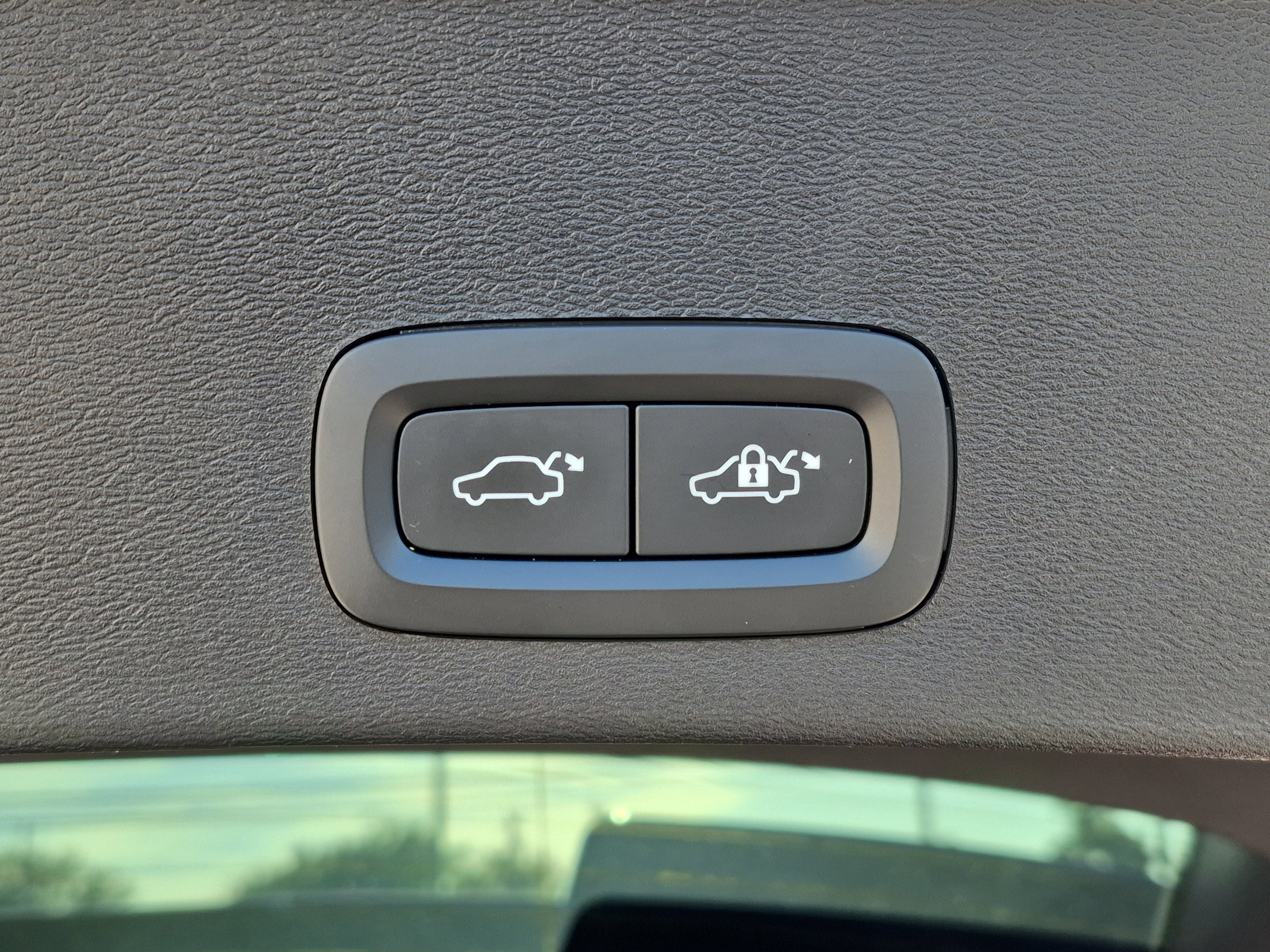 Used 2023 Volvo XC40 B5 Plus w/ Driver Assist Package image 15