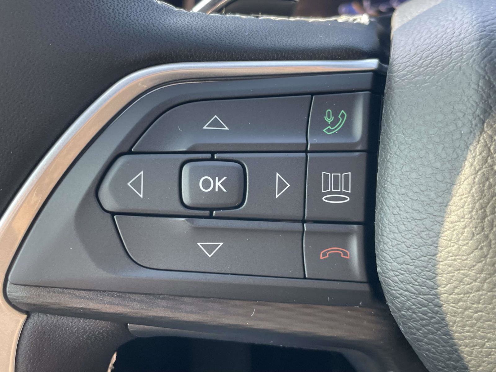 Used 2025 Jeep Grand Cherokee Altitude image 10