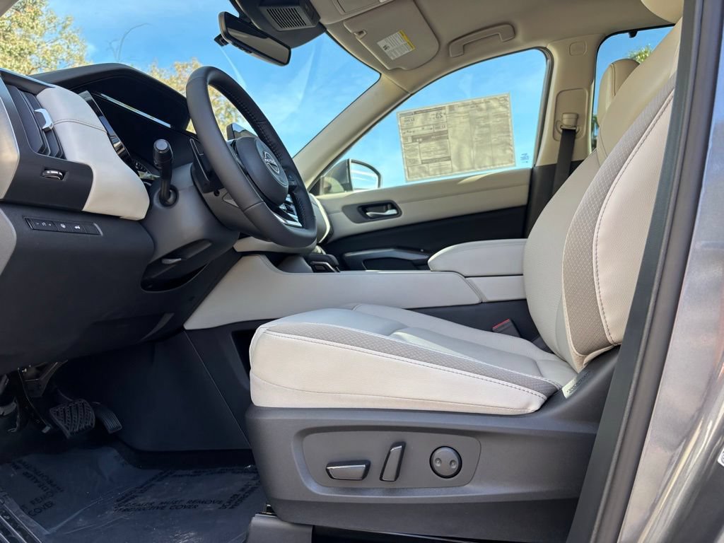 New 2025 Nissan Pathfinder SL FWD image 10