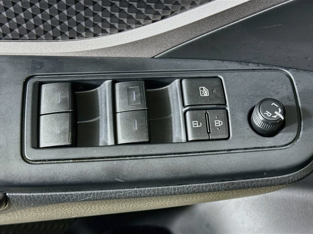 Used 2020 Toyota C-HR LE FWD image 20
