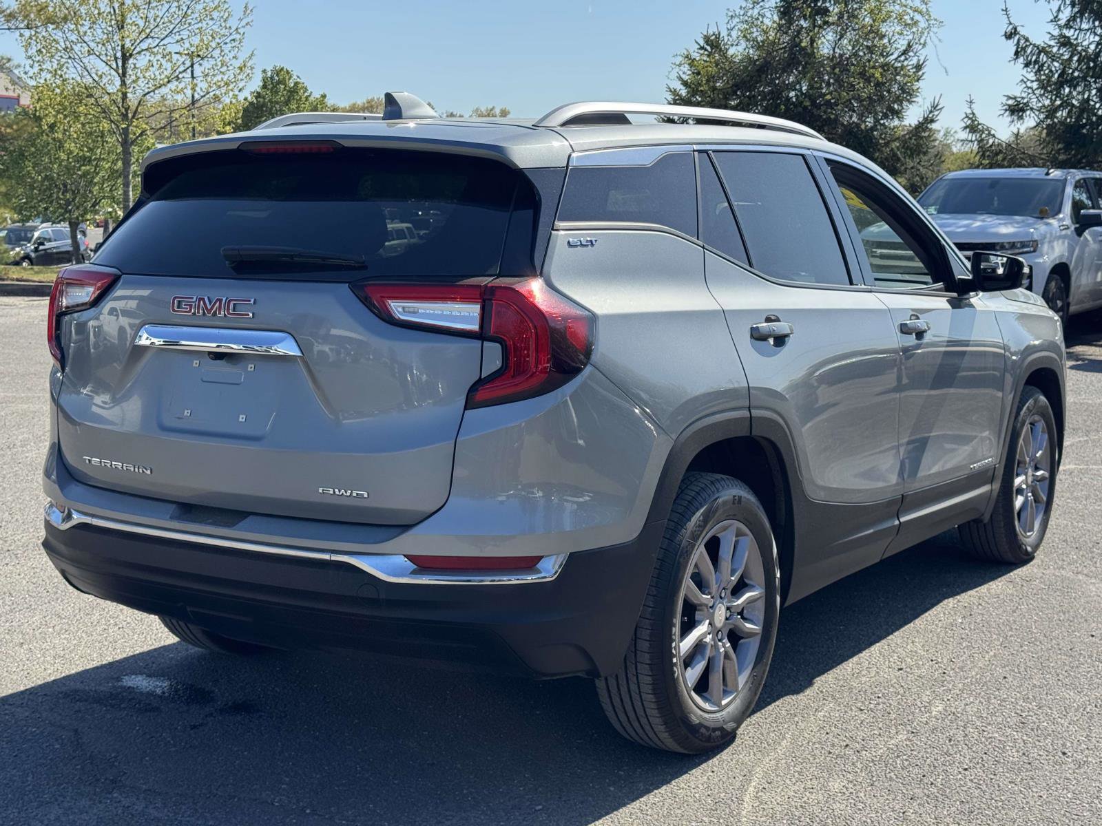 Used 2024 GMC Terrain SLT AWD/4WD image 5