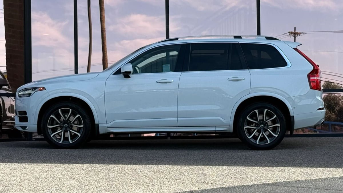 Used 2016 Volvo XC90 T6 Momentum w/ Momentum Plus Package AWD/4WD image 5