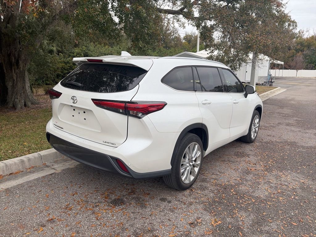 Used 2023 Toyota Highlander L image 3