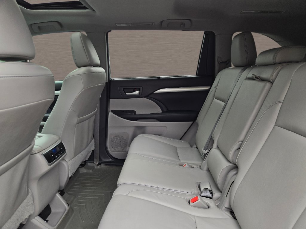 Used 2018 Toyota Highlander XLE FWD image 14