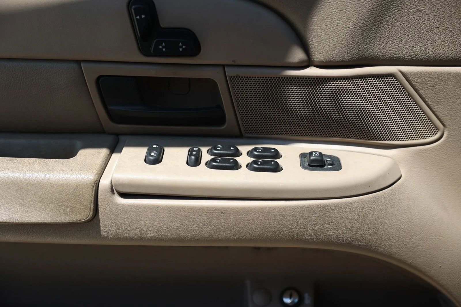 Used 2004 Ford Crown Victoria LX RWD image 32