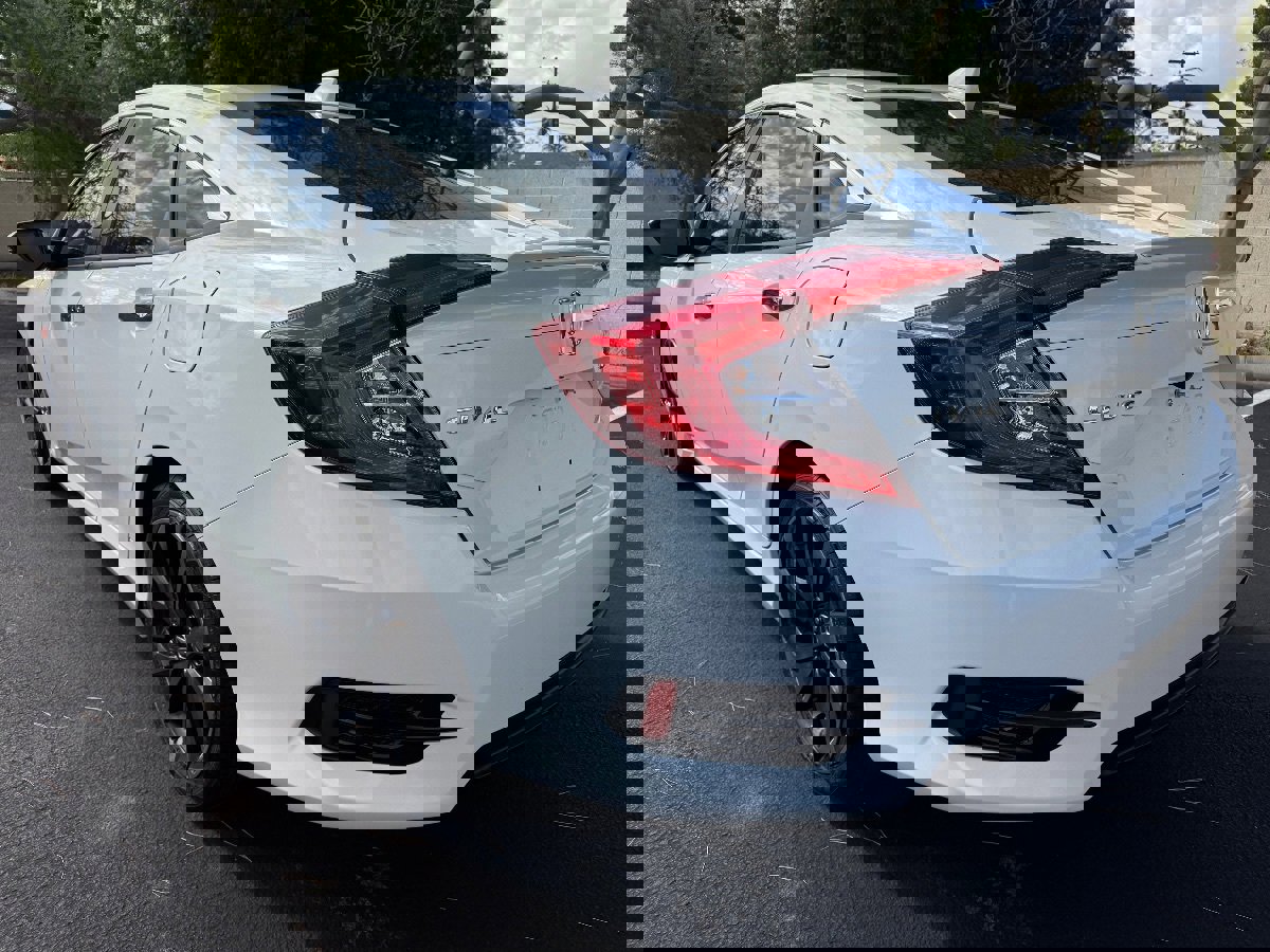 Used 2018 Honda Civic Touring image 9