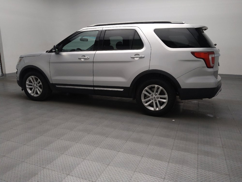 Used 2017 Ford Explorer XLT w/ Equipment Group 202A image 3