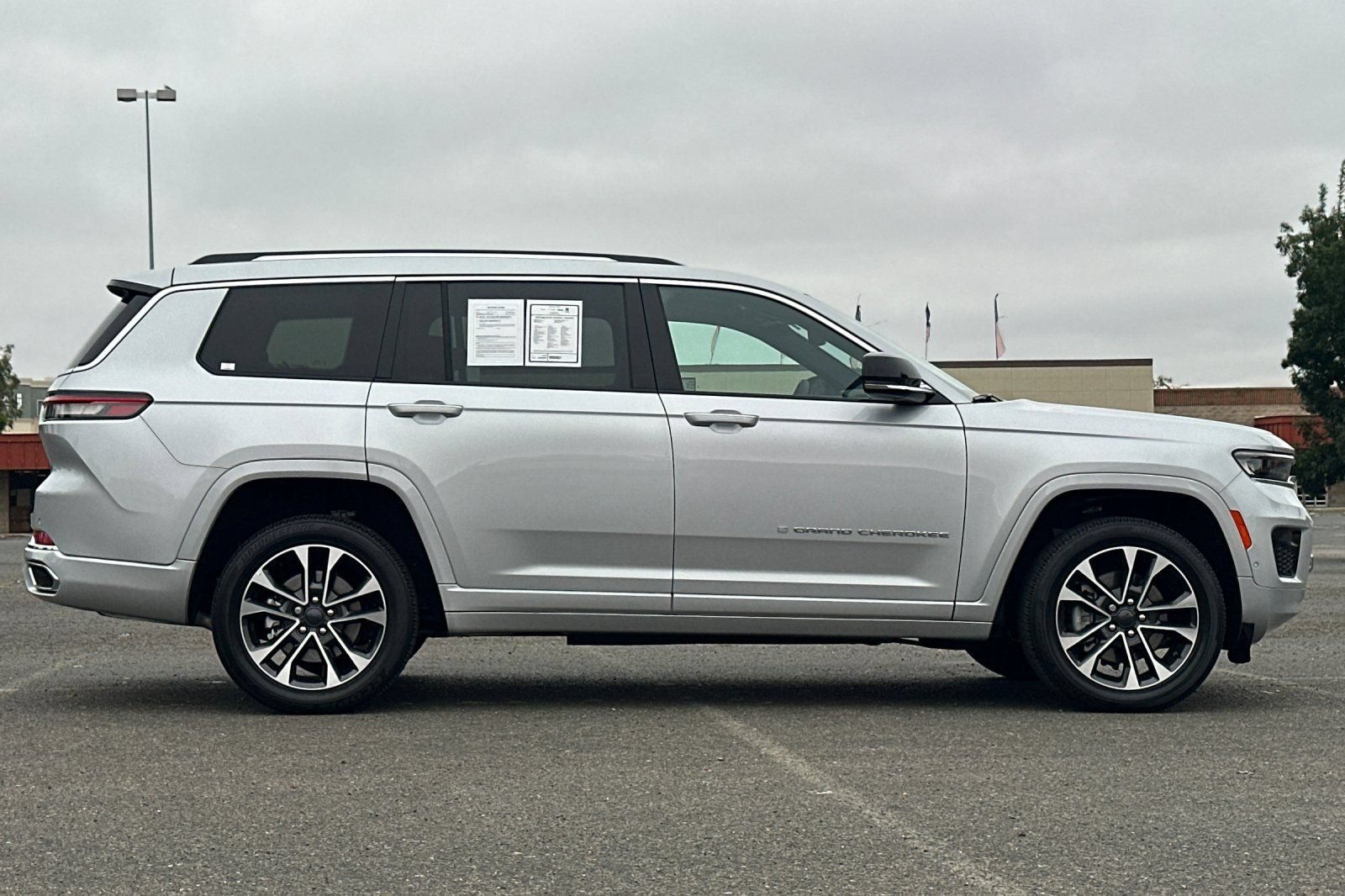 Used 2023 Jeep Grand Cherokee L Overland RWD image 2