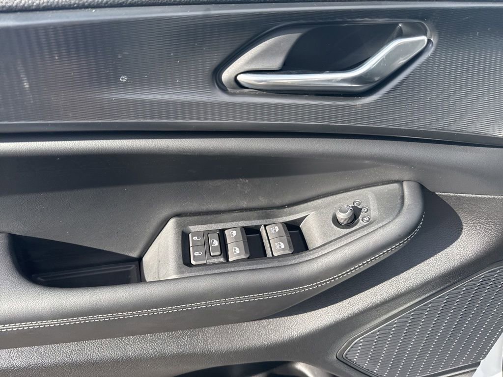 New 2025 Jeep Grand Cherokee Altitude image 18