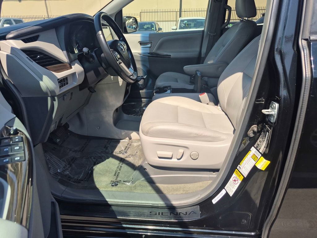 Used 2015 Toyota Sienna XLE w/ XLE Navigation Package image 30